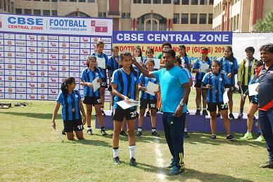 Ikshita of Modern School, Vasant Vihar getting her Best Player award