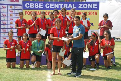 Adhya Tayal of Vasant Valley School, Vasant Kunj getting her Best Player Award